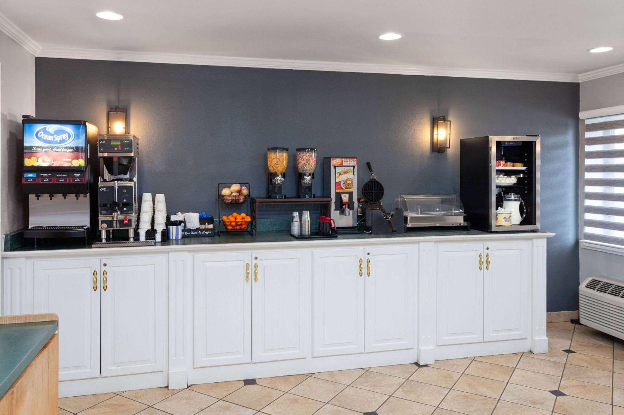 La Quinta Inn By Wyndham Cleveland Индипендънс Екстериор снимка