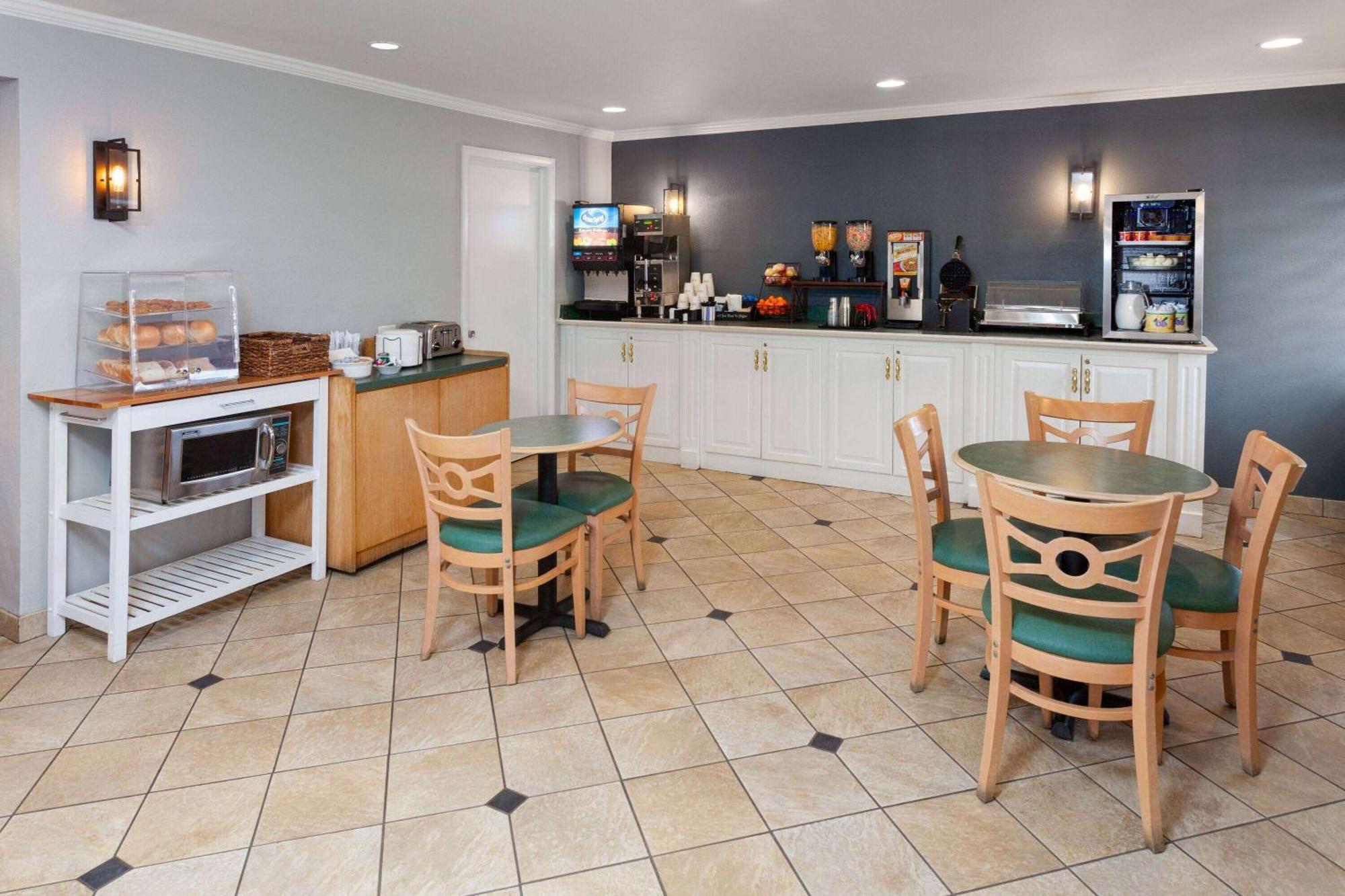 La Quinta Inn By Wyndham Cleveland Индипендънс Екстериор снимка