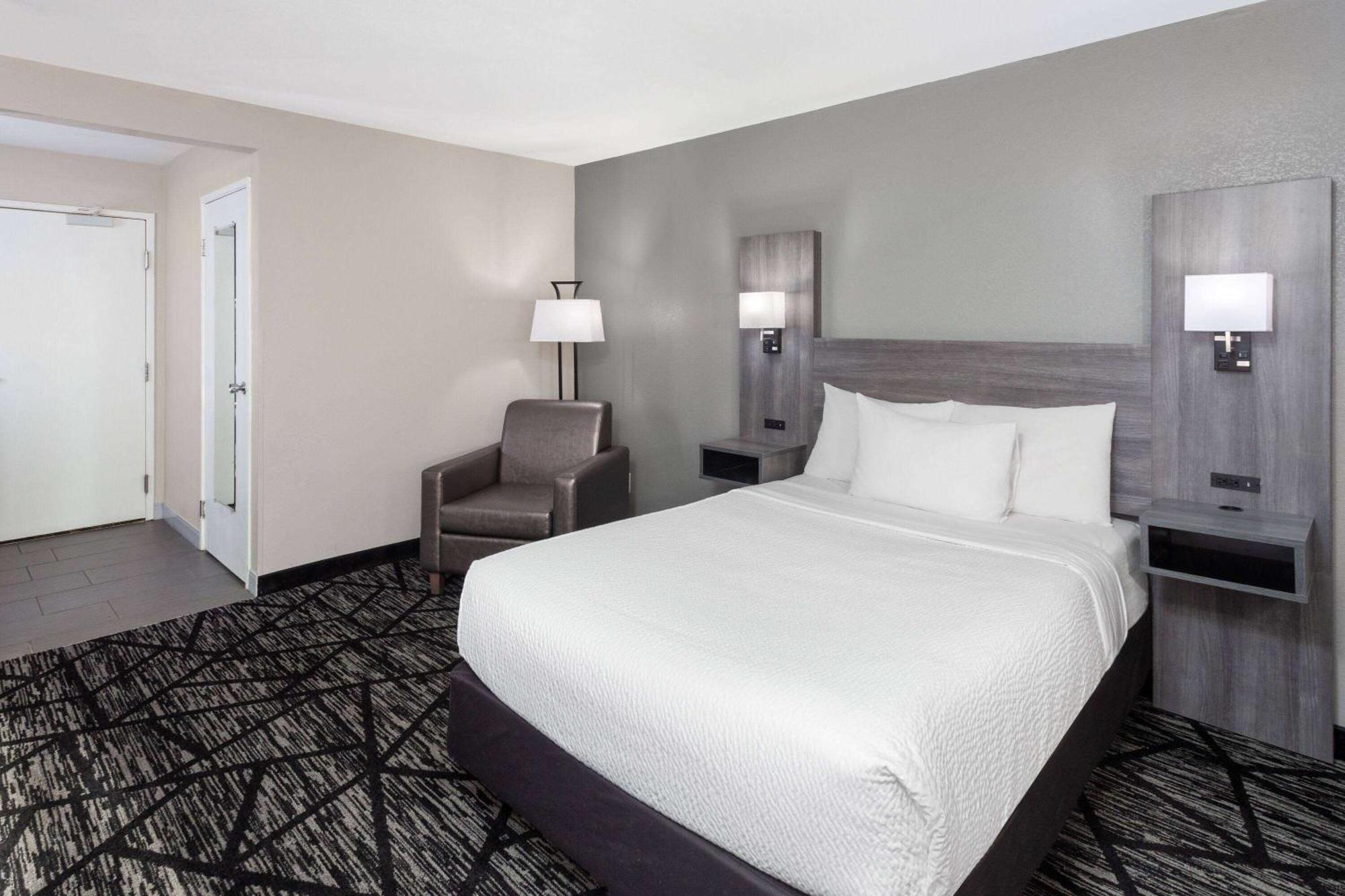 La Quinta Inn By Wyndham Cleveland Индипендънс Екстериор снимка