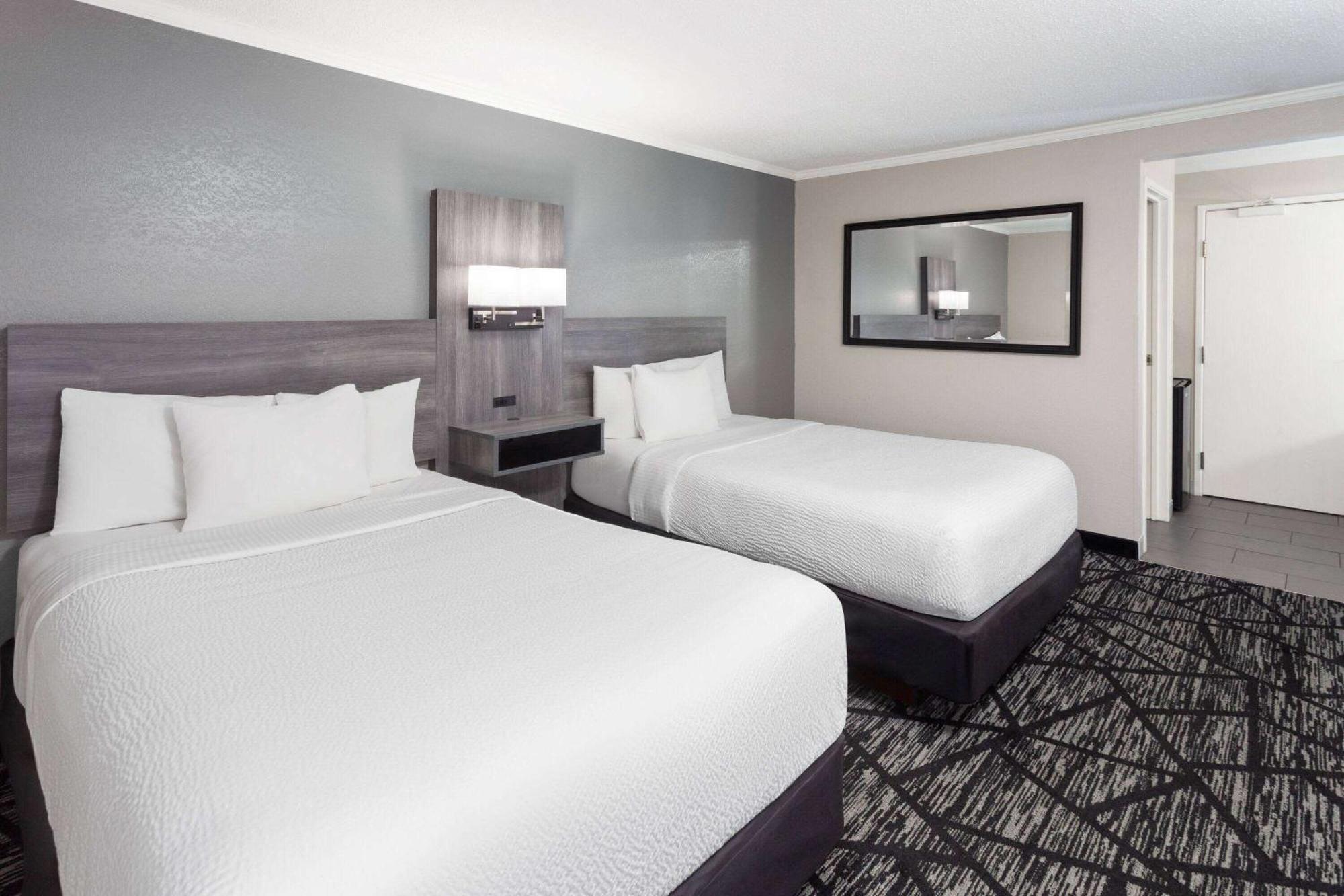 La Quinta Inn By Wyndham Cleveland Индипендънс Екстериор снимка