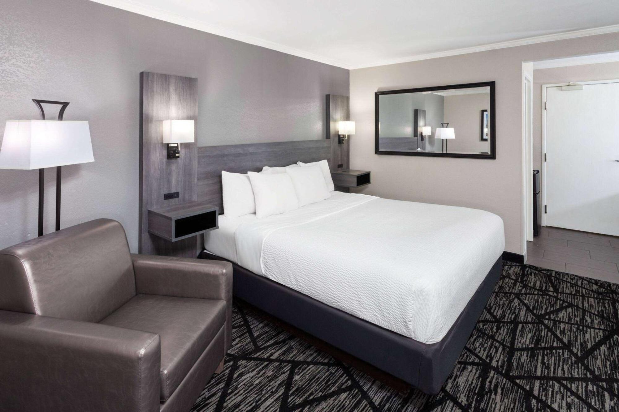 La Quinta Inn By Wyndham Cleveland Индипендънс Екстериор снимка