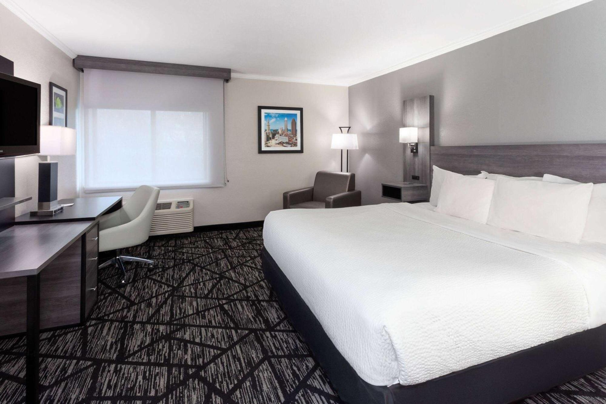 La Quinta Inn By Wyndham Cleveland Индипендънс Екстериор снимка
