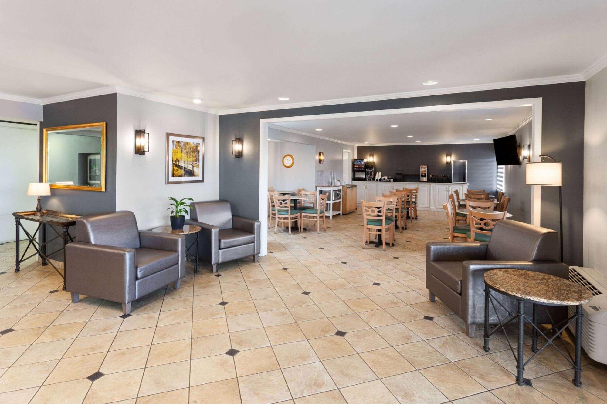 La Quinta Inn By Wyndham Cleveland Индипендънс Екстериор снимка
